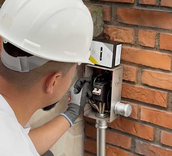 Técnico ICE instalando supresor eléctrico
